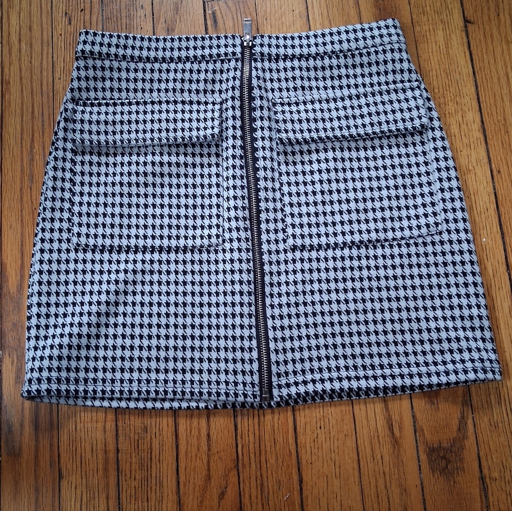 Forever 21 - Women's Black/White Houndstooth Front Zip Mini Skirt. Size Small